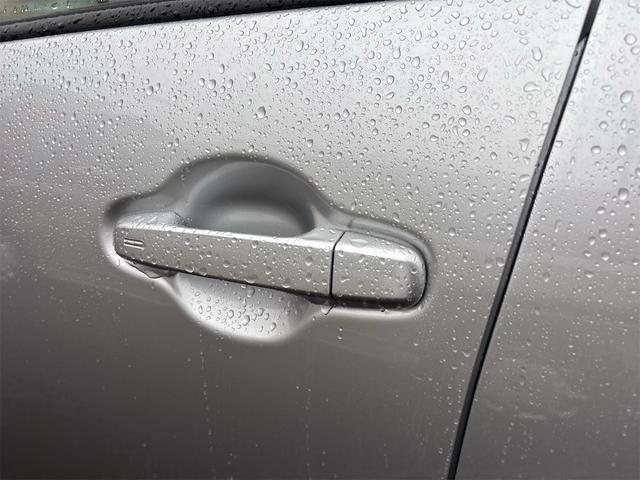 アクア Ｇ　ハイブリッド　ＥＴＣ　純正ナビ　プッシュスタート　オートライトシステム　オーディオ　パワーウィンドウ　パワーステアリング　シルバー（28枚目）