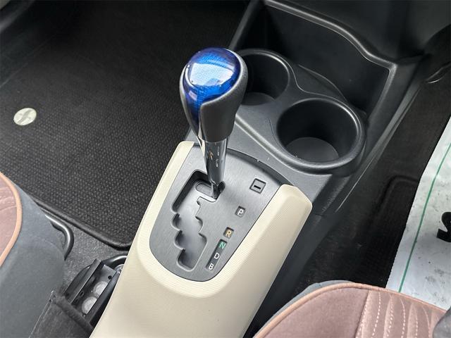 アクア Ｇ　ハイブリッド　ＥＴＣ　純正ナビ　プッシュスタート　オートライトシステム　オーディオ　パワーウィンドウ　パワーステアリング　シルバー（38枚目）