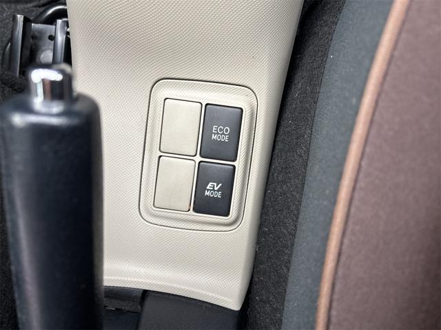 アクア Ｇ　ハイブリッド　ＥＴＣ　純正ナビ　プッシュスタート　オートライトシステム　オーディオ　パワーウィンドウ　パワーステアリング　シルバー（39枚目）