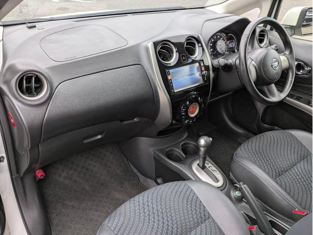 ノート メダリスト　ＳＤナビ　全周囲カメラ　Ｂｌｕｅｔｏｏｔｈオーディオ　ＥＴＣ　ワンセグＴＶ　音楽録音　ＣＤ／ＤＶＤ再生　ＡＵＸ　ＵＳＢ接続　オートライト　ハーフレザーシート　プッシュスタート　アイドリングストップ（8枚目）