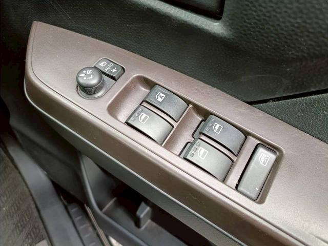 ルーミー G S 衝突軽減ブレーキ メモリナビ 両側電動スライドドア Bluetoothオーディオ バックカメラ クルーズコントロール フルセグTV 音楽録音 ステアリングリモコン CD・DVD再生 オートライト(31枚目)