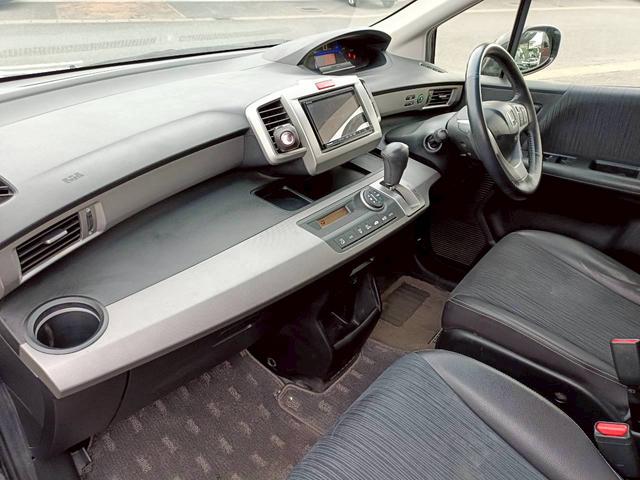 フリードハイブリッド ジャストセレクション　ＨＤＤナビ　両側電動スライドドア　Ｂｌｕｅｔｏｏｔｈオーディオ　クルーズコントロール　ＥＴＣ　フルセグＴＶ　音楽録音　ウォークスルー　３列シート　純正アルミ　ＣＤ／ＤＶＤ再生　ハーフレザーシート（7枚目）