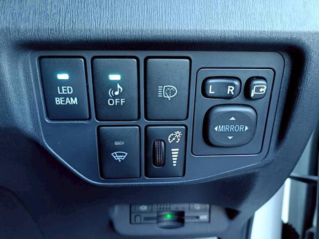 プリウスPHV Gレザーパッケージ HDDナビ 障害物センサー バックカメラ Bluetoothオーディオ シートヒーター ETC フルセグTV CD/DVD再生 パワーシート LEDライト ヘッドライトウォッシャー プッシュスタート(19枚目)