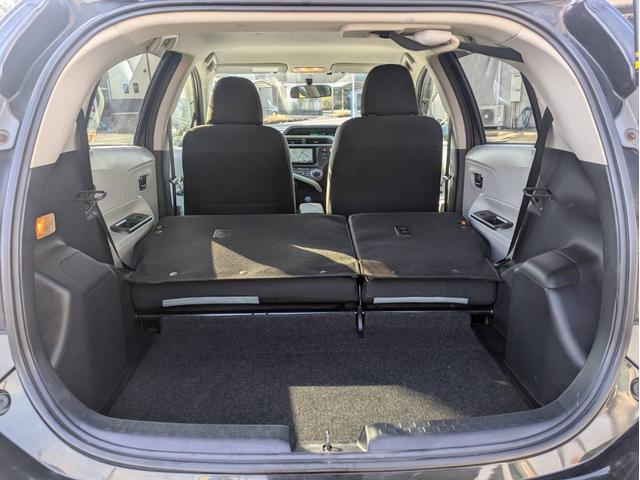 アクア Ｓ　ＨＤＤナビ　Ｂｌｕｅｔｏｏｔｈオーディオ　ＥＴＣ　フルセグＴＶ　ＣＤ／ＤＶＤ再生　音楽録音　オートライト　スマートキー　プッシュスタート　純正フロアマット　トラクションコントロール（12枚目）