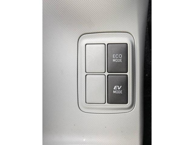 アクア Ｓ　ＨＤＤナビ　Ｂｌｕｅｔｏｏｔｈオーディオ　ＥＴＣ　フルセグＴＶ　ＣＤ／ＤＶＤ再生　音楽録音　オートライト　スマートキー　プッシュスタート　純正フロアマット　トラクションコントロール（18枚目）