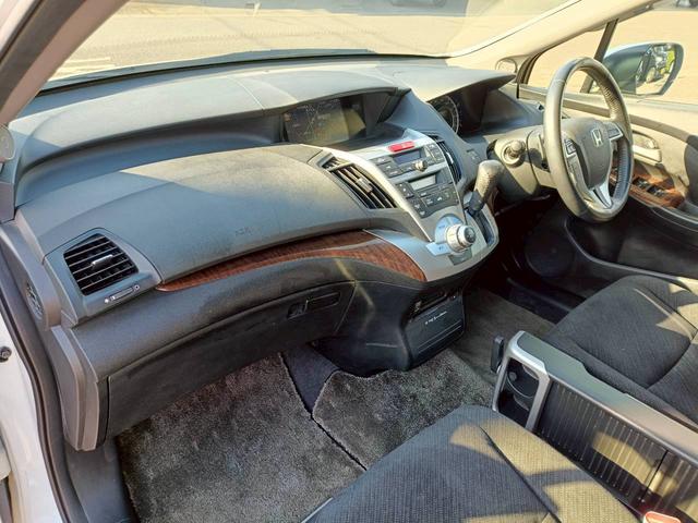 オデッセイ ＭＸ・エアロパッケージ　ＨＤＤナビ　バックカメラ　ＥＴＣ　ワンセグＴＶ　Ｗエアコン　ドライブレコーダー　ＣＤ／ＤＶＤ再生　音楽録音　ウォークスル　３列シート　フォグライト　パドルシフト　ステアリングリモコン　純正フロアマット（7枚目）