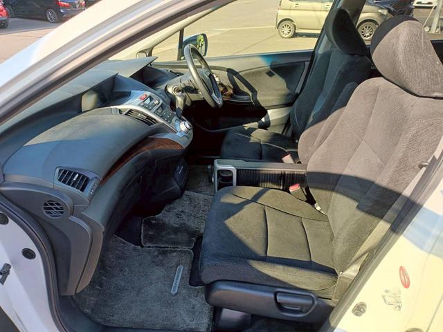 オデッセイ ＭＸ・エアロパッケージ　ＨＤＤナビ　バックカメラ　ＥＴＣ　ワンセグＴＶ　Ｗエアコン　ドライブレコーダー　ＣＤ／ＤＶＤ再生　音楽録音　ウォークスル　３列シート　フォグライト　パドルシフト　ステアリングリモコン　純正フロアマット（8枚目）