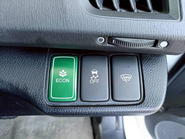 オデッセイ ＭＸ・エアロパッケージ　ＨＤＤナビ　バックカメラ　ＥＴＣ　ワンセグＴＶ　Ｗエアコン　ドライブレコーダー　ＣＤ／ＤＶＤ再生　音楽録音　ウォークスル　３列シート　フォグライト　パドルシフト　ステアリングリモコン　純正フロアマット（18枚目）