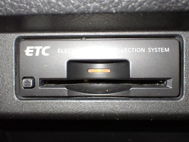 エルグランド ２５０ハイウェイスター　７人乗り　後席エンターテイメント　純正ＨＤＤナビ　フルセグＴＶ　ＤＶＤ　ＵＳＢ　ＢＴ　アラウンドビューＭ　フリップダウンＭ　インテリキー　ＥＴＣ　Ｗドラレコ　ＨＩＤオートライト　Ｗパワスラ　ハーフレザーシート　オットマン　純正１８ＡＷ（10枚目）