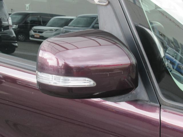 【愛車のシートに付いてしまった食べこぼし等のシミ・・・諦めていませんか？お任せ下さい！綺麗になりますよ♪クリーニング後には除菌・殺菌も行います】