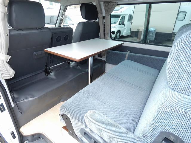 リンエイ バカンチェス 4ナンバーキャンピングカー バンコン フルフラットベッド 照明 運転席助手席エアバック 新品タイヤインストール 前後バンパー艶消し塗装(16枚目)