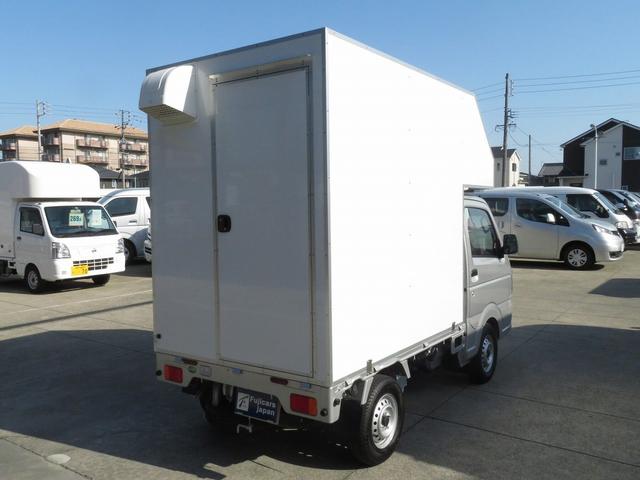 キャリイトラック ＫＣエアコン・パワステ　移動販売車　キッチンカー　２層シンク　給水排水タンク　換気扇　１００Ｖ外部電源　サブバッテリー　正弦波インバーター　ガラスサッシ　販売カウンター　加工台　作業テーブル（38枚目）