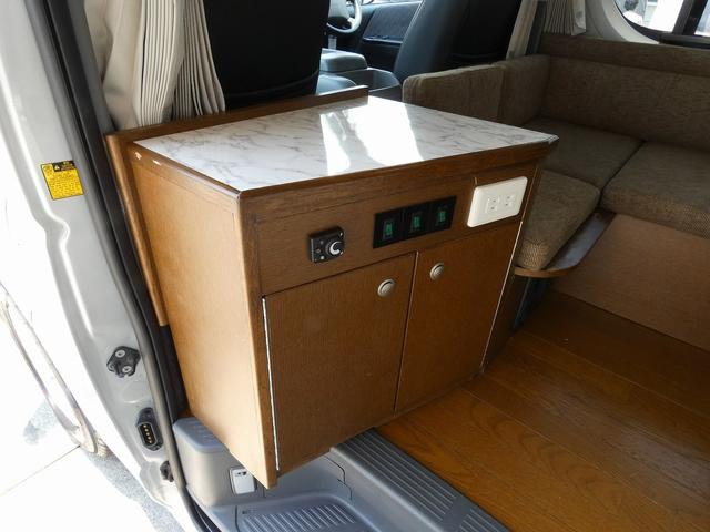 ホワイトトップ アジサシ 8ナンバーキャンピングカー FFヒーター サブバッテリー 走行充電 外部充電 温水ボイラー マックスファン 常設ベッド 走行用リアクーラーヒーター(4枚目)
