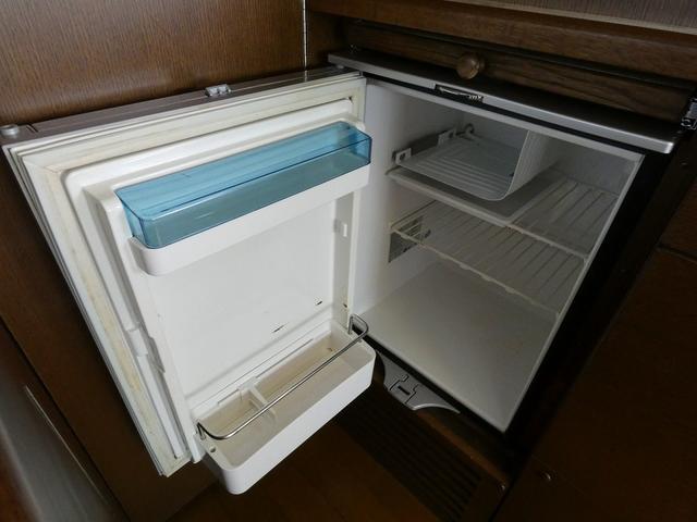 ホワイトトップ アジサシ 8ナンバーキャンピングカー FFヒーター サブバッテリー 走行充電 外部充電 温水ボイラー マックスファン 常設ベッド 走行用リアクーラーヒーター(18枚目)