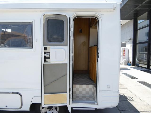 バンテック ジル 8ナンバーキャンピングカー サブバッテリー4個 ウィンドウエアコン 走行充電 外部充電 インバーター1500W 12V冷蔵庫 カセットトイレ サイドオーニング 温水ボイラー FFヒーター(2枚目)