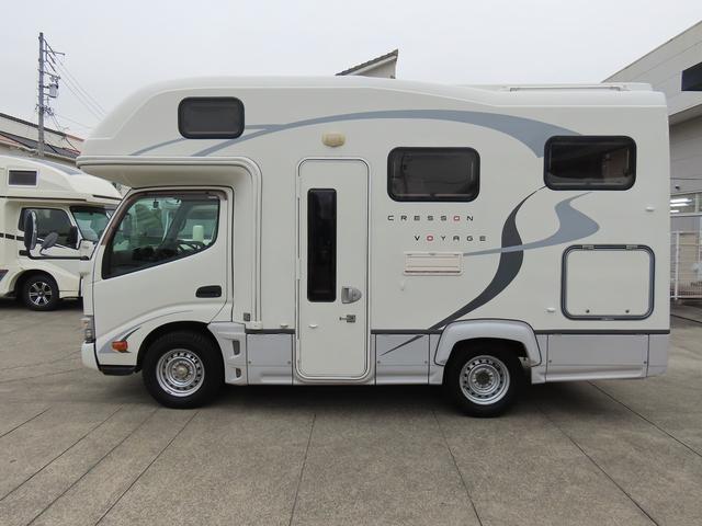 カムロード  キャンピングカー ナッツRV製 クレソンボヤージュX FFヒーター マックスファン 60LDC冷蔵庫 給排水ポリタンク シンク 走行充電 外部充電器 キーレス ACコンセント ツインサブバッテリー(5枚目)