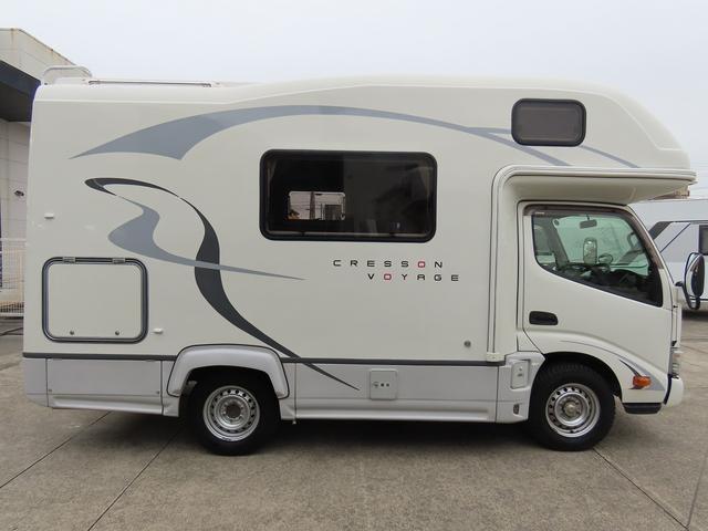 カムロード  キャンピングカー ナッツRV製 クレソンボヤージュX FFヒーター マックスファン 60LDC冷蔵庫 給排水ポリタンク シンク 走行充電 外部充電器 キーレス ACコンセント ツインサブバッテリー(6枚目)