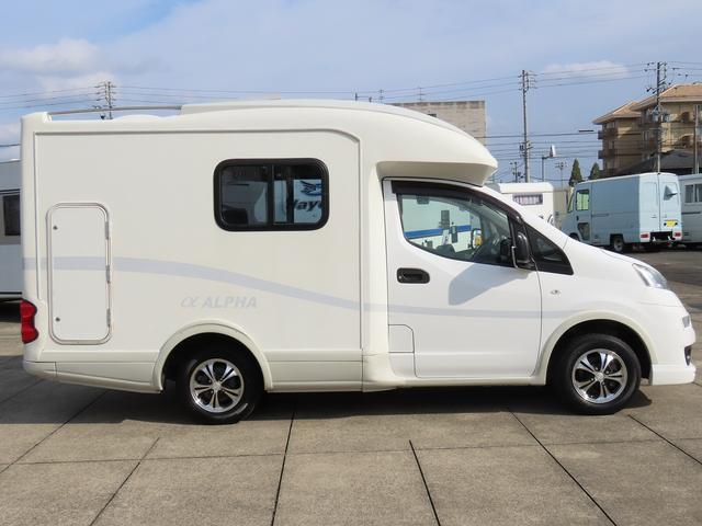 ＮＶ２００バネットバン ＡｔｏＺ　アルファ　キャンピングカー　マックスファン　マルチルーム　１５００Ｗインバーター　走行充電　シンク　シングルサブバッテリー　給排水ポリタンク　テーブル　ＤＣ冷蔵庫　ソーラーパネル　外部電源　サイドオーニング（6枚目）