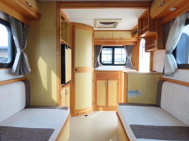 ＮＶ２００バネットバン ＡｔｏＺ　アルファ　キャンピングカー　マックスファン　マルチルーム　１５００Ｗインバーター　走行充電　シンク　シングルサブバッテリー　給排水ポリタンク　テーブル　ＤＣ冷蔵庫　ソーラーパネル　外部電源　サイドオーニング（10枚目）