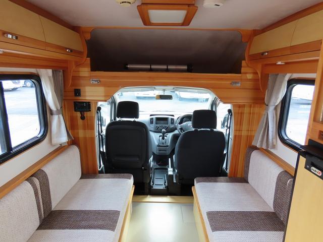 ＮＶ２００バネットバン ＡｔｏＺ　アルファ　キャンピングカー　マックスファン　マルチルーム　１５００Ｗインバーター　走行充電　シンク　シングルサブバッテリー　給排水ポリタンク　テーブル　ＤＣ冷蔵庫　ソーラーパネル　外部電源　サイドオーニング（11枚目）