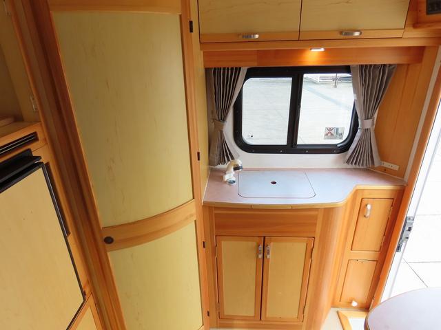 ＮＶ２００バネットバン ＡｔｏＺ　アルファ　キャンピングカー　マックスファン　マルチルーム　１５００Ｗインバーター　走行充電　シンク　シングルサブバッテリー　給排水ポリタンク　テーブル　ＤＣ冷蔵庫　ソーラーパネル　外部電源　サイドオーニング（12枚目）