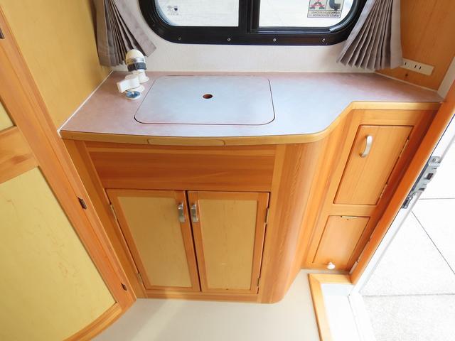 ＮＶ２００バネットバン ＡｔｏＺ　アルファ　キャンピングカー　マックスファン　マルチルーム　１５００Ｗインバーター　走行充電　シンク　シングルサブバッテリー　給排水ポリタンク　テーブル　ＤＣ冷蔵庫　ソーラーパネル　外部電源　サイドオーニング（13枚目）