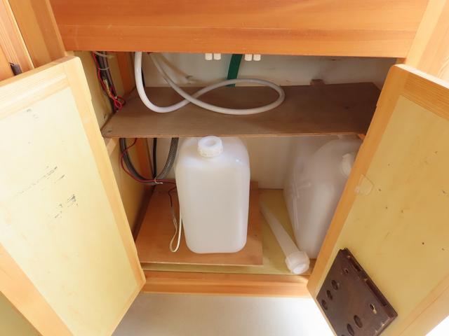 ＮＶ２００バネットバン ＡｔｏＺ　アルファ　キャンピングカー　マックスファン　マルチルーム　１５００Ｗインバーター　走行充電　シンク　シングルサブバッテリー　給排水ポリタンク　テーブル　ＤＣ冷蔵庫　ソーラーパネル　外部電源　サイドオーニング（15枚目）