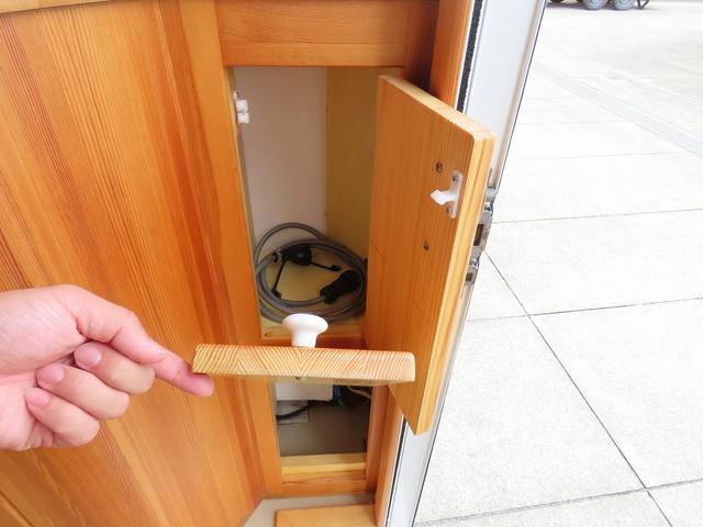 ＮＶ２００バネットバン ＡｔｏＺ　アルファ　キャンピングカー　マックスファン　マルチルーム　１５００Ｗインバーター　走行充電　シンク　シングルサブバッテリー　給排水ポリタンク　テーブル　ＤＣ冷蔵庫　ソーラーパネル　外部電源　サイドオーニング（16枚目）