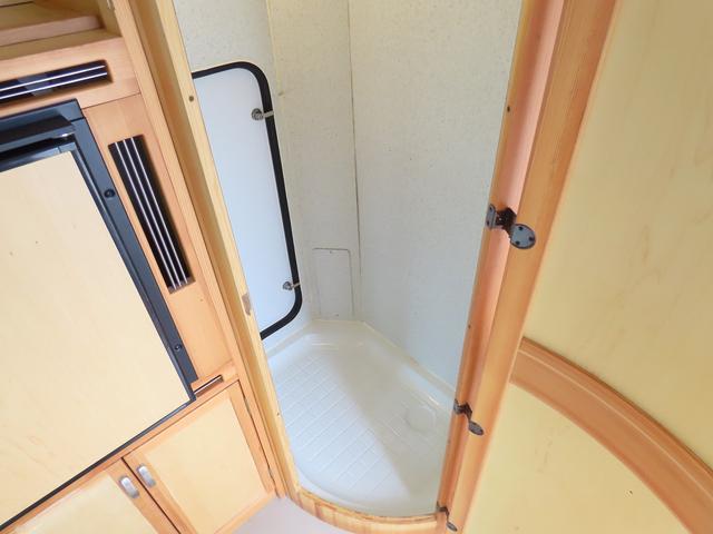 ＮＶ２００バネットバン ＡｔｏＺ　アルファ　キャンピングカー　マックスファン　マルチルーム　１５００Ｗインバーター　走行充電　シンク　シングルサブバッテリー　給排水ポリタンク　テーブル　ＤＣ冷蔵庫　ソーラーパネル　外部電源　サイドオーニング（17枚目）