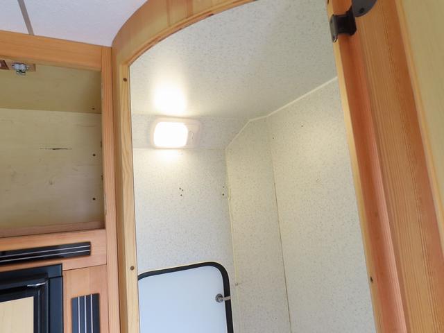 ＮＶ２００バネットバン ＡｔｏＺ　アルファ　キャンピングカー　マックスファン　マルチルーム　１５００Ｗインバーター　走行充電　シンク　シングルサブバッテリー　給排水ポリタンク　テーブル　ＤＣ冷蔵庫　ソーラーパネル　外部電源　サイドオーニング（18枚目）