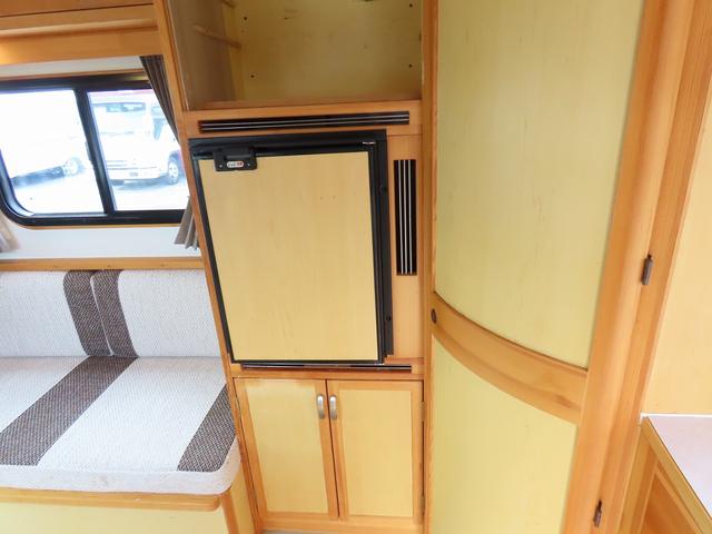 ＮＶ２００バネットバン ＡｔｏＺ　アルファ　キャンピングカー　マックスファン　マルチルーム　１５００Ｗインバーター　走行充電　シンク　シングルサブバッテリー　給排水ポリタンク　テーブル　ＤＣ冷蔵庫　ソーラーパネル　外部電源　サイドオーニング（19枚目）