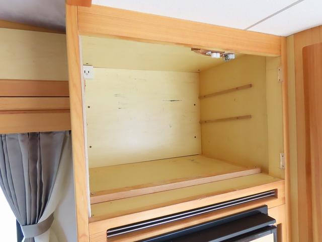 ＮＶ２００バネットバン ＡｔｏＺ　アルファ　キャンピングカー　マックスファン　マルチルーム　１５００Ｗインバーター　走行充電　シンク　シングルサブバッテリー　給排水ポリタンク　テーブル　ＤＣ冷蔵庫　ソーラーパネル　外部電源　サイドオーニング（20枚目）