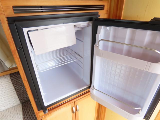 ＮＶ２００バネットバン ＡｔｏＺ　アルファ　キャンピングカー　マックスファン　マルチルーム　１５００Ｗインバーター　走行充電　シンク　シングルサブバッテリー　給排水ポリタンク　テーブル　ＤＣ冷蔵庫　ソーラーパネル　外部電源　サイドオーニング（21枚目）