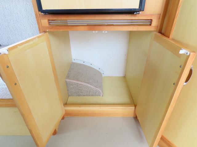 ＮＶ２００バネットバン ＡｔｏＺ　アルファ　キャンピングカー　マックスファン　マルチルーム　１５００Ｗインバーター　走行充電　シンク　シングルサブバッテリー　給排水ポリタンク　テーブル　ＤＣ冷蔵庫　ソーラーパネル　外部電源　サイドオーニング（22枚目）