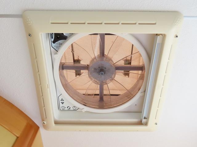 ＮＶ２００バネットバン ＡｔｏＺ　アルファ　キャンピングカー　マックスファン　マルチルーム　１５００Ｗインバーター　走行充電　シンク　シングルサブバッテリー　給排水ポリタンク　テーブル　ＤＣ冷蔵庫　ソーラーパネル　外部電源　サイドオーニング（23枚目）