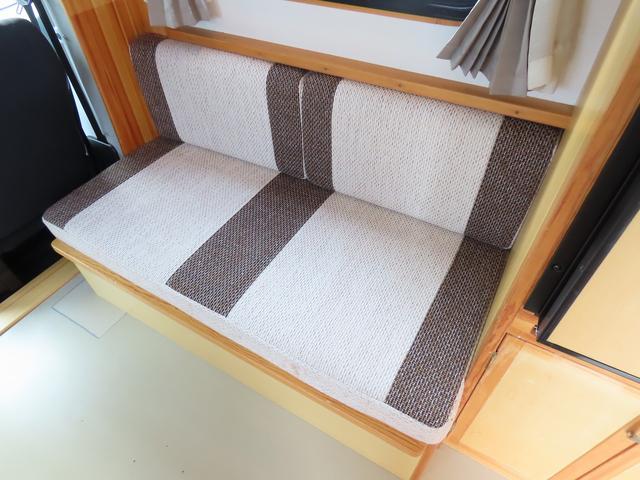 ＮＶ２００バネットバン ＡｔｏＺ　アルファ　キャンピングカー　マックスファン　マルチルーム　１５００Ｗインバーター　走行充電　シンク　シングルサブバッテリー　給排水ポリタンク　テーブル　ＤＣ冷蔵庫　ソーラーパネル　外部電源　サイドオーニング（24枚目）