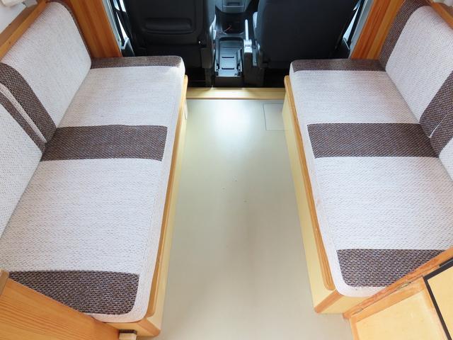 ＮＶ２００バネットバン ＡｔｏＺ　アルファ　キャンピングカー　マックスファン　マルチルーム　１５００Ｗインバーター　走行充電　シンク　シングルサブバッテリー　給排水ポリタンク　テーブル　ＤＣ冷蔵庫　ソーラーパネル　外部電源　サイドオーニング（25枚目）