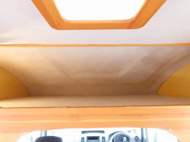 ＮＶ２００バネットバン ＡｔｏＺ　アルファ　キャンピングカー　マックスファン　マルチルーム　１５００Ｗインバーター　走行充電　シンク　シングルサブバッテリー　給排水ポリタンク　テーブル　ＤＣ冷蔵庫　ソーラーパネル　外部電源　サイドオーニング（27枚目）