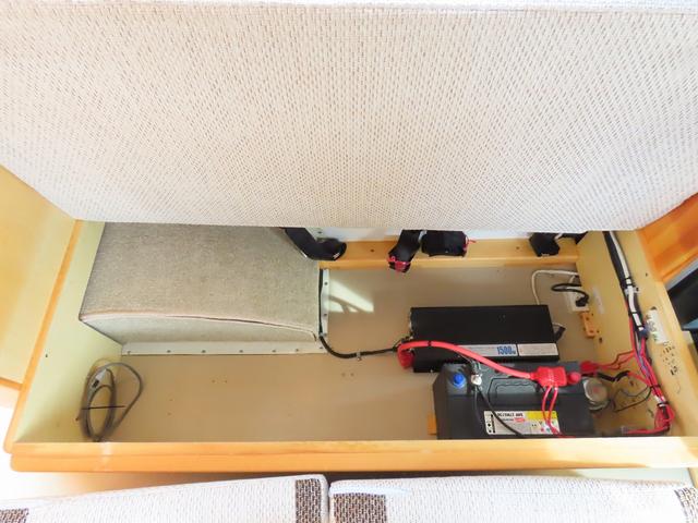 ＮＶ２００バネットバン ＡｔｏＺ　アルファ　キャンピングカー　マックスファン　マルチルーム　１５００Ｗインバーター　走行充電　シンク　シングルサブバッテリー　給排水ポリタンク　テーブル　ＤＣ冷蔵庫　ソーラーパネル　外部電源　サイドオーニング（31枚目）