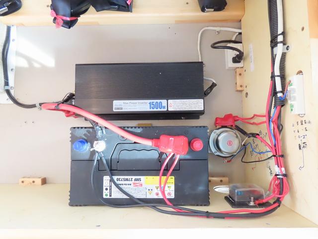 ＮＶ２００バネットバン ＡｔｏＺ　アルファ　キャンピングカー　マックスファン　マルチルーム　１５００Ｗインバーター　走行充電　シンク　シングルサブバッテリー　給排水ポリタンク　テーブル　ＤＣ冷蔵庫　ソーラーパネル　外部電源　サイドオーニング（32枚目）