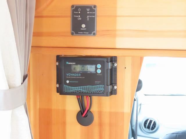 ＮＶ２００バネットバン ＡｔｏＺ　アルファ　キャンピングカー　マックスファン　マルチルーム　１５００Ｗインバーター　走行充電　シンク　シングルサブバッテリー　給排水ポリタンク　テーブル　ＤＣ冷蔵庫　ソーラーパネル　外部電源　サイドオーニング（35枚目）