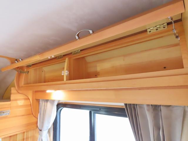 ＮＶ２００バネットバン ＡｔｏＺ　アルファ　キャンピングカー　マックスファン　マルチルーム　１５００Ｗインバーター　走行充電　シンク　シングルサブバッテリー　給排水ポリタンク　テーブル　ＤＣ冷蔵庫　ソーラーパネル　外部電源　サイドオーニング（39枚目）