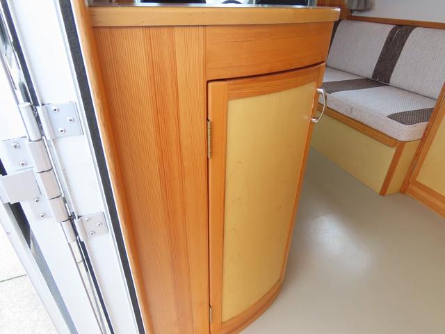 ＮＶ２００バネットバン ＡｔｏＺ　アルファ　キャンピングカー　マックスファン　マルチルーム　１５００Ｗインバーター　走行充電　シンク　シングルサブバッテリー　給排水ポリタンク　テーブル　ＤＣ冷蔵庫　ソーラーパネル　外部電源　サイドオーニング（41枚目）