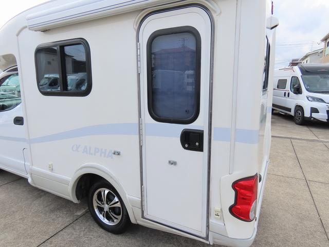 ＮＶ２００バネットバン ＡｔｏＺ　アルファ　キャンピングカー　マックスファン　マルチルーム　１５００Ｗインバーター　走行充電　シンク　シングルサブバッテリー　給排水ポリタンク　テーブル　ＤＣ冷蔵庫　ソーラーパネル　外部電源　サイドオーニング（45枚目）