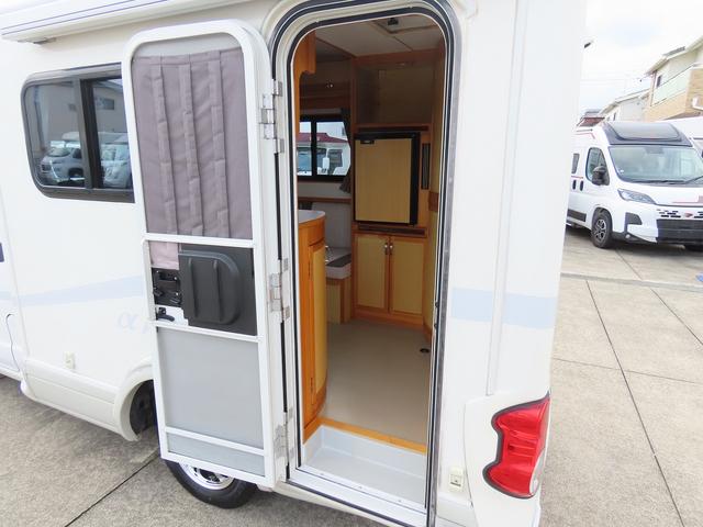 ＮＶ２００バネットバン ＡｔｏＺ　アルファ　キャンピングカー　マックスファン　マルチルーム　１５００Ｗインバーター　走行充電　シンク　シングルサブバッテリー　給排水ポリタンク　テーブル　ＤＣ冷蔵庫　ソーラーパネル　外部電源　サイドオーニング（46枚目）