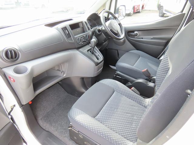 ＮＶ２００バネットバン ＡｔｏＺ　アルファ　キャンピングカー　マックスファン　マルチルーム　１５００Ｗインバーター　走行充電　シンク　シングルサブバッテリー　給排水ポリタンク　テーブル　ＤＣ冷蔵庫　ソーラーパネル　外部電源　サイドオーニング（50枚目）