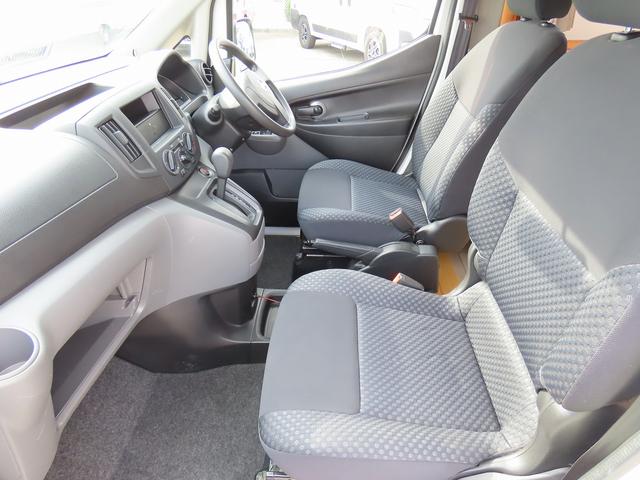 ＮＶ２００バネットバン ＡｔｏＺ　アルファ　キャンピングカー　マックスファン　マルチルーム　１５００Ｗインバーター　走行充電　シンク　シングルサブバッテリー　給排水ポリタンク　テーブル　ＤＣ冷蔵庫　ソーラーパネル　外部電源　サイドオーニング（51枚目）