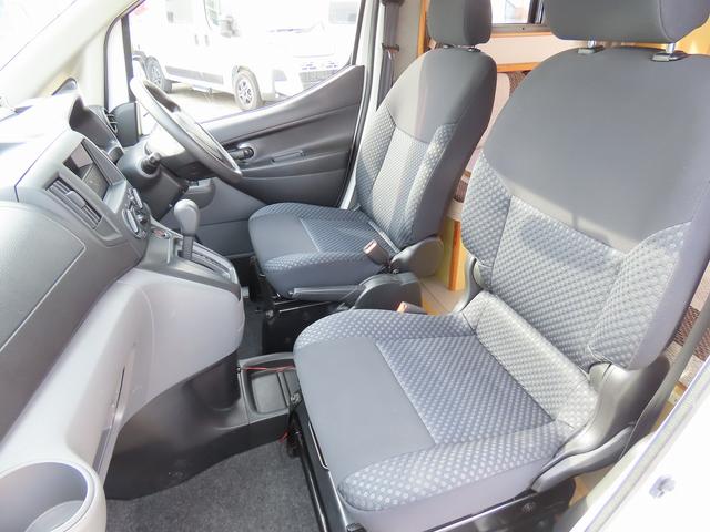 ＮＶ２００バネットバン ＡｔｏＺ　アルファ　キャンピングカー　マックスファン　マルチルーム　１５００Ｗインバーター　走行充電　シンク　シングルサブバッテリー　給排水ポリタンク　テーブル　ＤＣ冷蔵庫　ソーラーパネル　外部電源　サイドオーニング（52枚目）