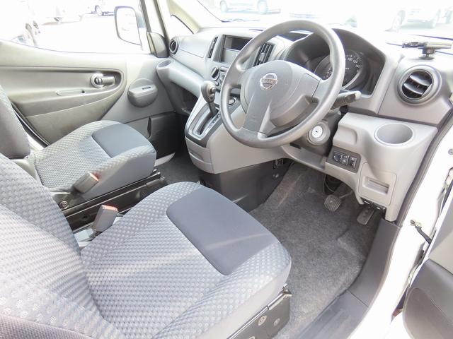 ＮＶ２００バネットバン ＡｔｏＺ　アルファ　キャンピングカー　マックスファン　マルチルーム　１５００Ｗインバーター　走行充電　シンク　シングルサブバッテリー　給排水ポリタンク　テーブル　ＤＣ冷蔵庫　ソーラーパネル　外部電源　サイドオーニング（53枚目）