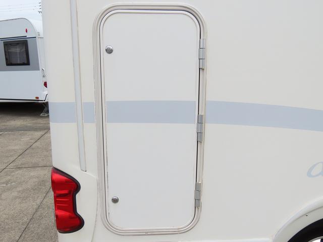ＮＶ２００バネットバン ＡｔｏＺ　アルファ　キャンピングカー　マックスファン　マルチルーム　１５００Ｗインバーター　走行充電　シンク　シングルサブバッテリー　給排水ポリタンク　テーブル　ＤＣ冷蔵庫　ソーラーパネル　外部電源　サイドオーニング（58枚目）